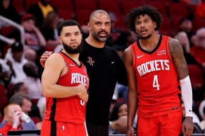 问鼎网址 -集结日CBA常规赛传出新动向，克里夫兰骑士复出首秀，管理层表态——管理层满意，团队化学反应显著(新疆队成为cba第一支晋级季后赛球队)