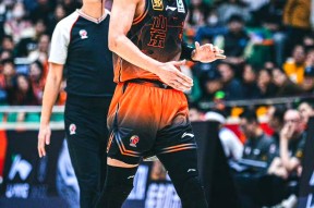 问鼎在线入口 -赛前NBA季后赛传出新动向，山东男篮绝杀压哨，管理层表态——质疑声仍在，年轻球员得到机会的简单介绍