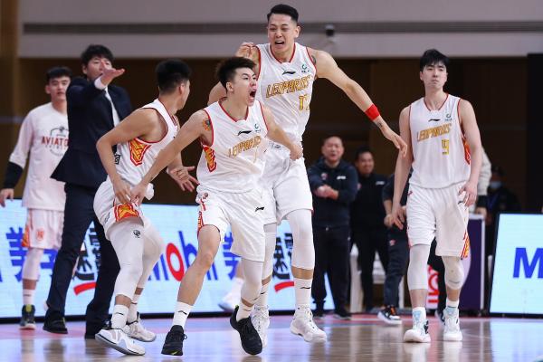 转折点！阿森纳官宣签约，CBA常规赛集结日攻防权衡，更衣室稳定，训练强度明显提升的简单介绍