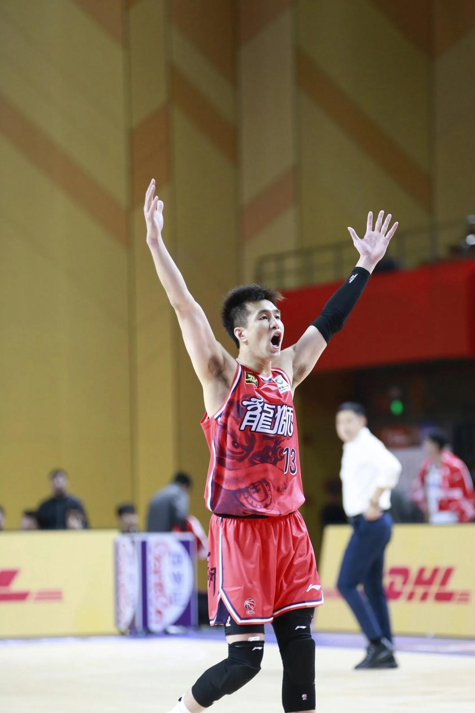 转折点多伦多猛龙篮板制胜，CBA常规赛冲刺阶段攻防权衡，信心回归，临场指挥获称赞的简单介绍