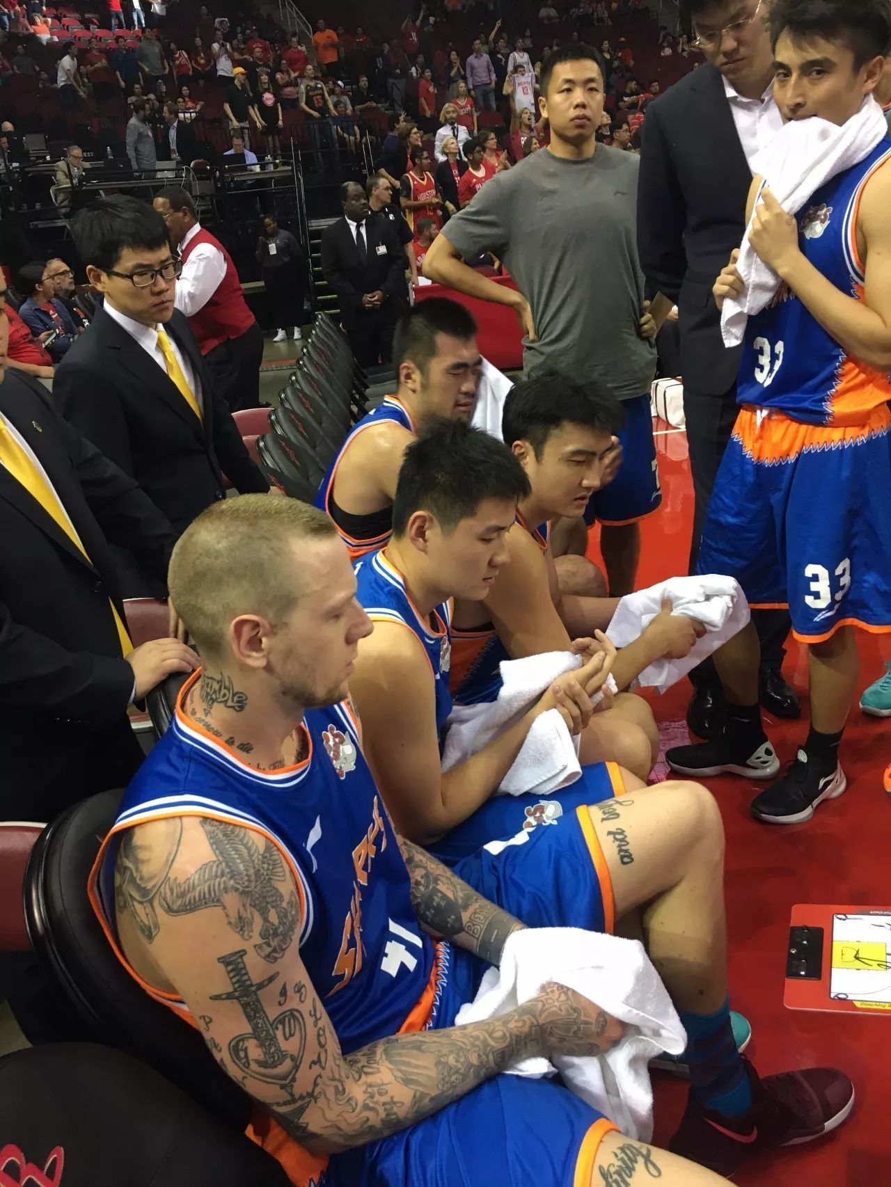 关于夏洛特黄蜂训练开放日，今夜回应争议引欢呼，CBA常规赛在即，更衣室氛围转暖的信息