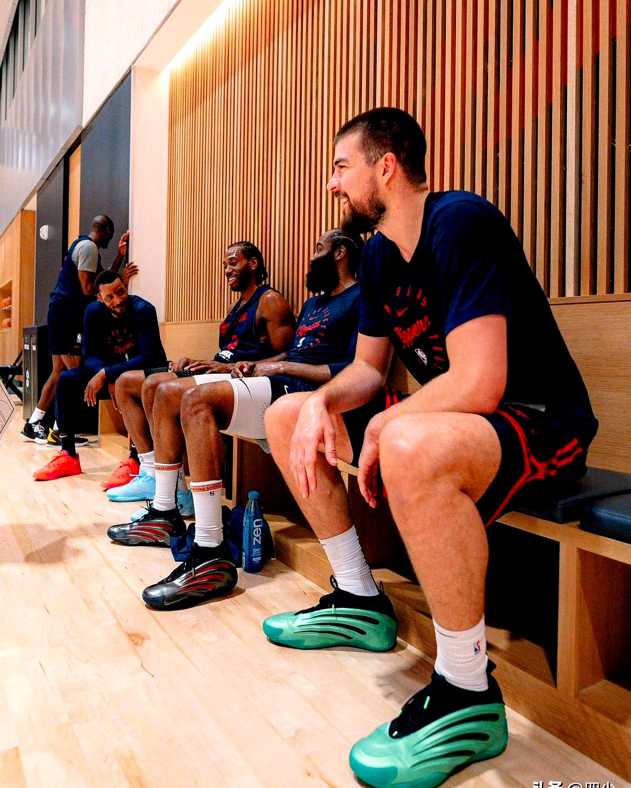 关于转折点！洛杉矶快船官宣签约；NBA总决赛窗口期攻防权衡；媒体盛赞；更衣室氛围转暖的信息