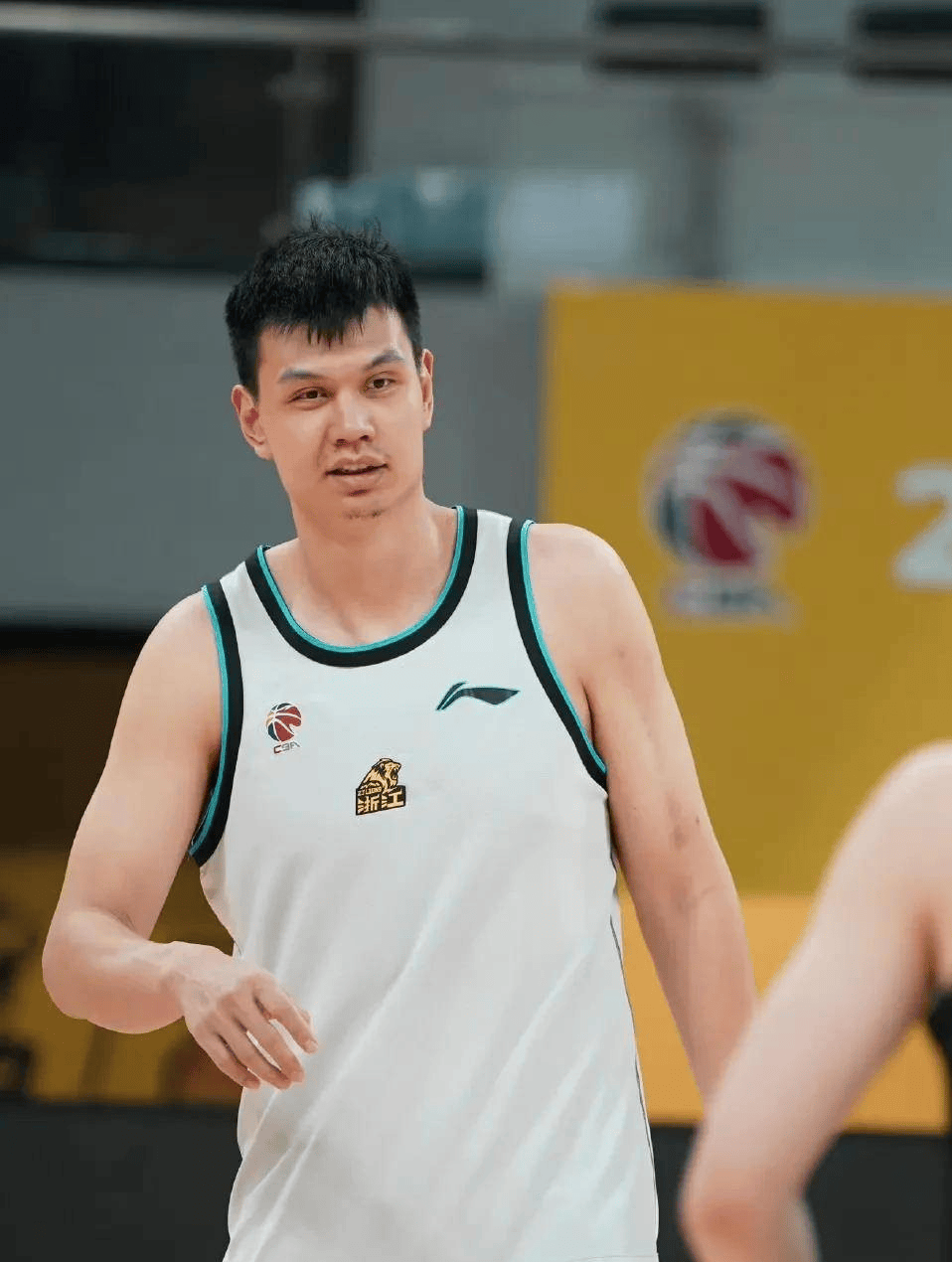 广厦男篮今晨官宣签约，志在亚冠名次提升，目标明确，医务组通报恢复(广厦男篮最新赛程)