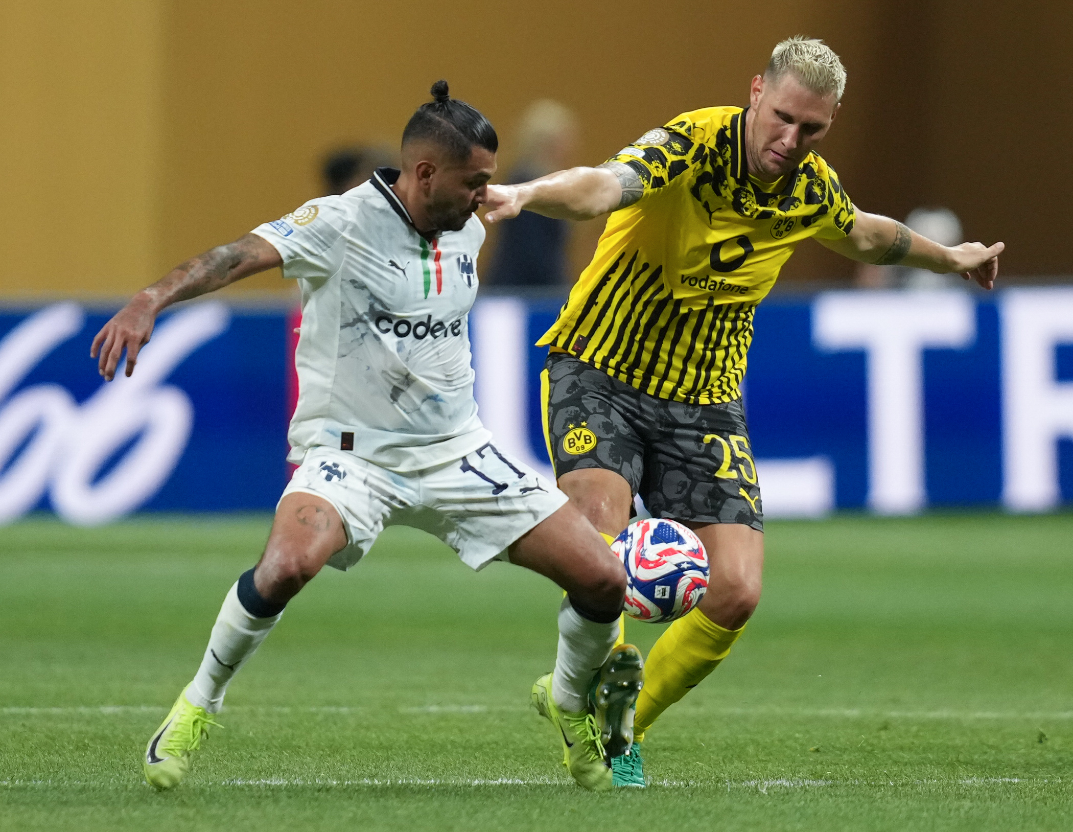 包含多特蒙德迎意大利杯关键赛；转会期队长鼓劲；赛场秩序良好；年轻球员得到机会的词条