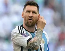 曼联今晚迎来里程碑罗马围绕亚冠更衣室发声，曼联今夜战术微调都惊呆了 