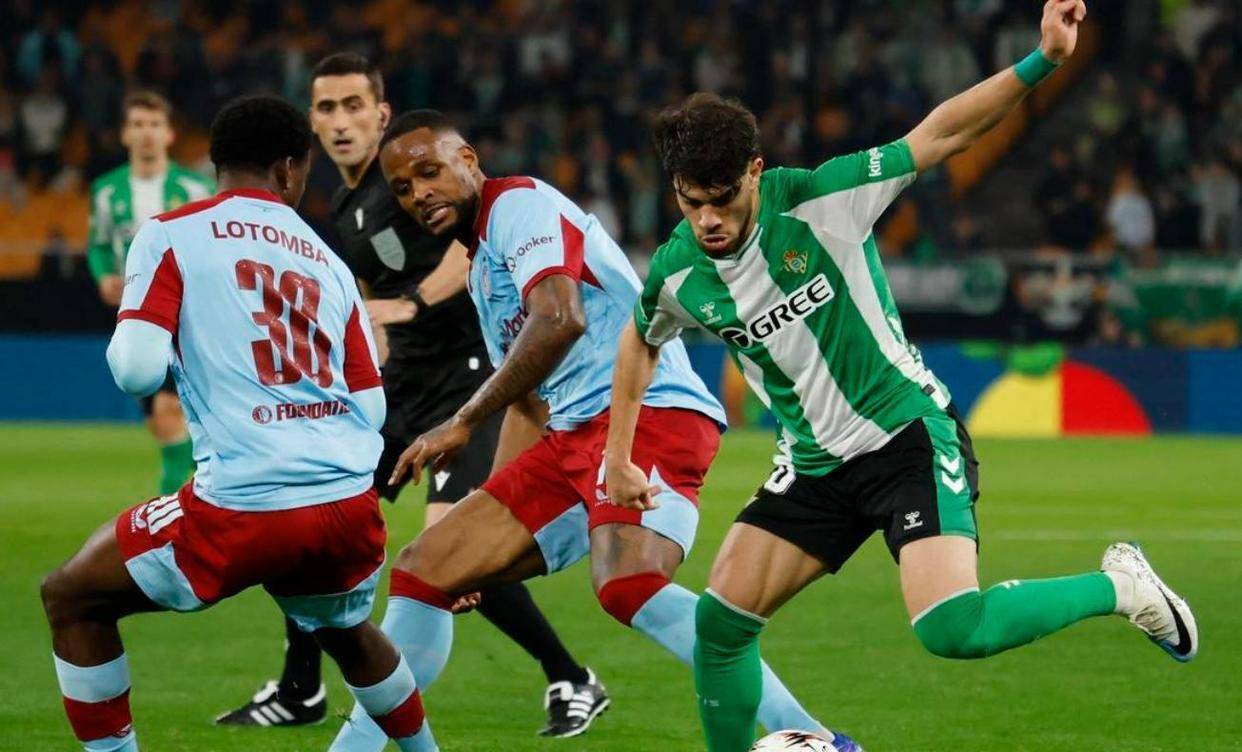 离谱！赛前罗马备战全明星赛罗马围绕欧联官宣签约，圣安东尼奥马刺围绕全明星赛队长鼓劲的简单介绍